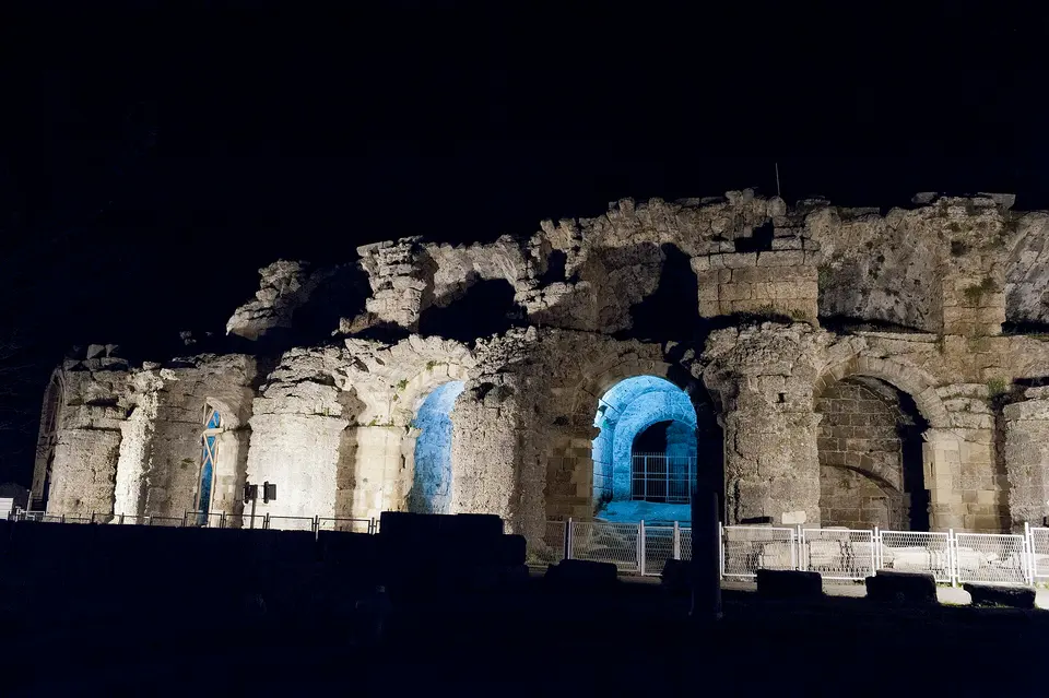 Side and its theatre