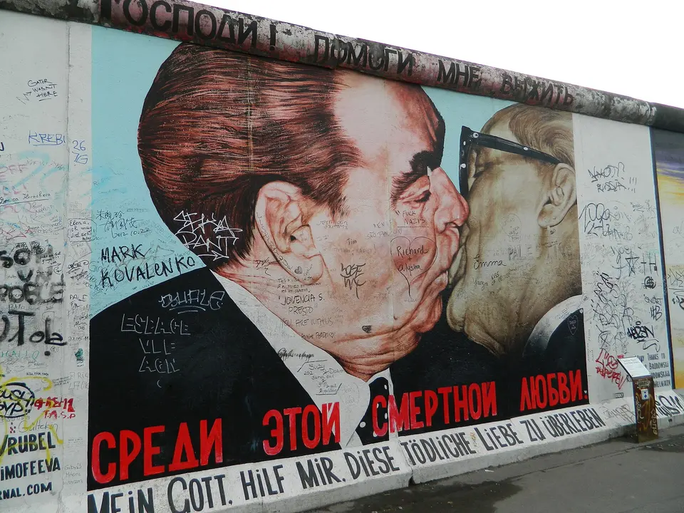 The Wall, from a border to a gallery
