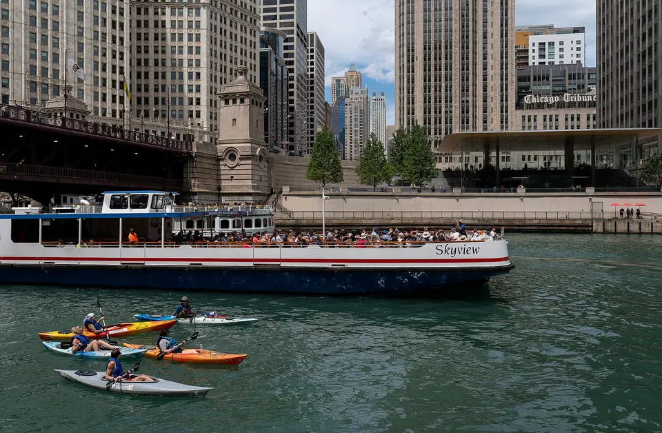 Chicago Riverwalk and the architecture river cruise