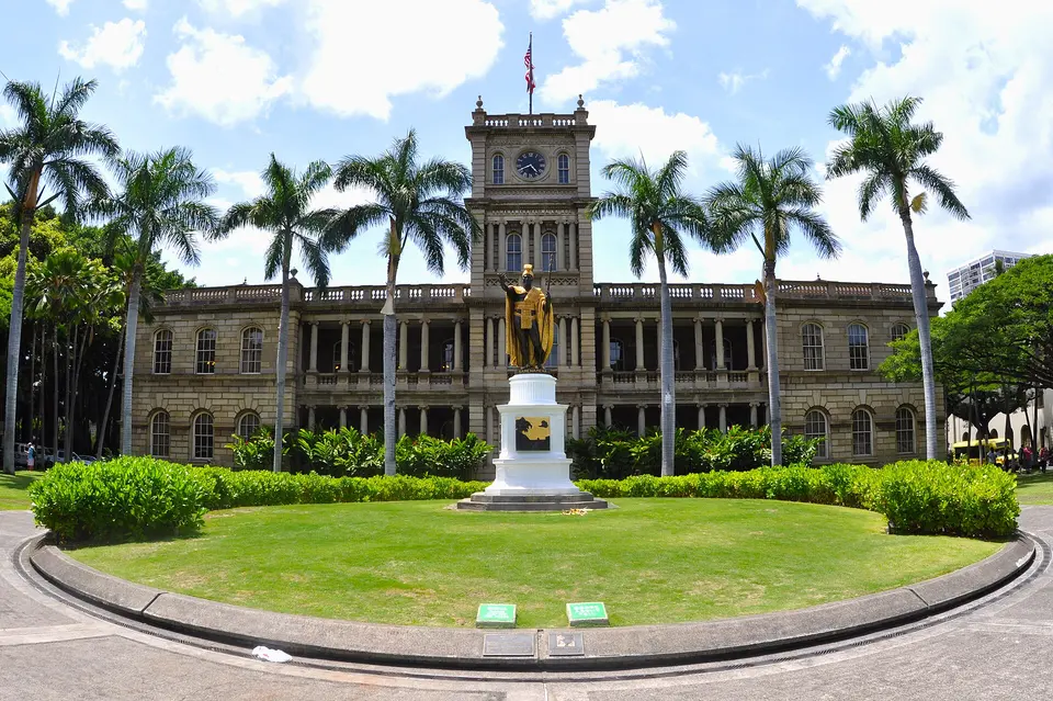 Aliʻiōlani Hale and the King Kamehameha Statue