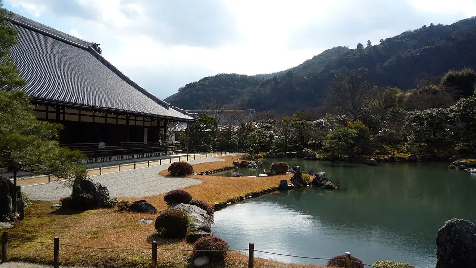 Tenryū-ji and the nearby bamboo paths