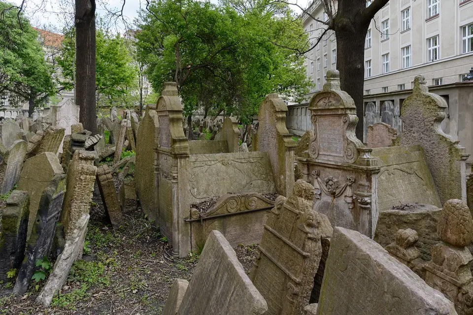 Jewish Quarter: Old Jewish Cemetery and synagogues