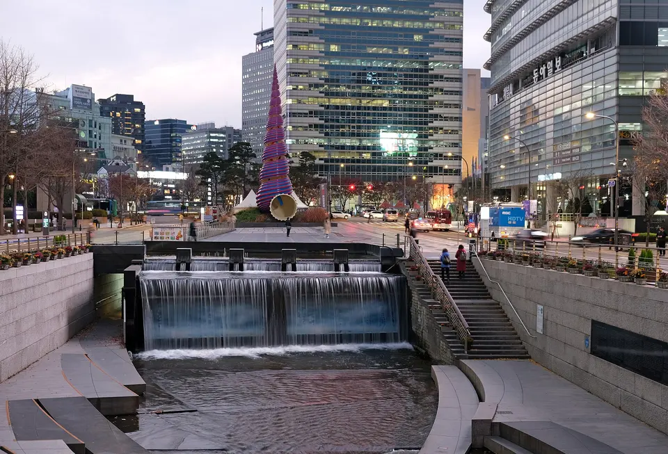 Cheonggyecheon: a central stream walk