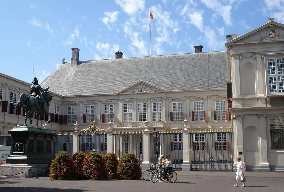 Noordeinde Palace exterior and streets
